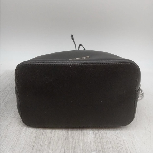 Michael Kors black purse bucket style - Picture 4 of 6